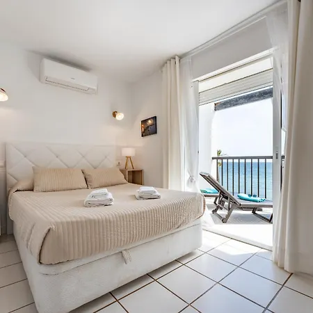 Dona Lola Micaela: Beachfront Duplex With Sea Views *